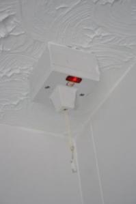 Interruptor de la ducha en el techo del baño