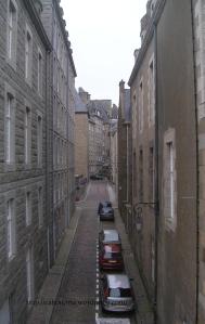Calle dentro de las murallas de Saint-Malo