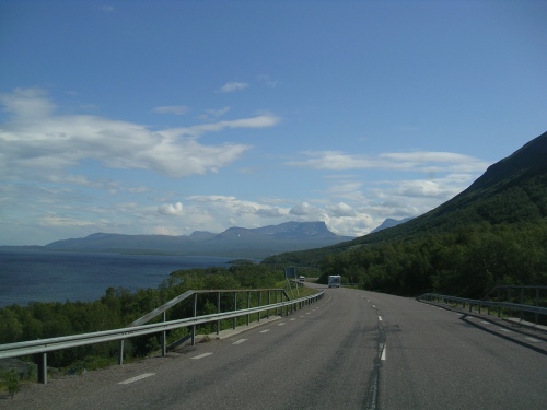 Estrada E10 xunto o lago Torneträsk (Suecia)
