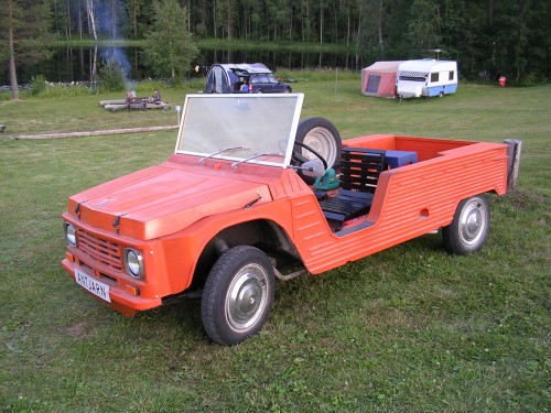 Citroën Mehari con carrozaría de madeira no Camping Antjärn (Suecia)