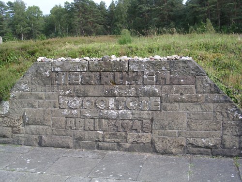 Túmulos no campo de concentración de Bergen-Belsen (Alemaña)