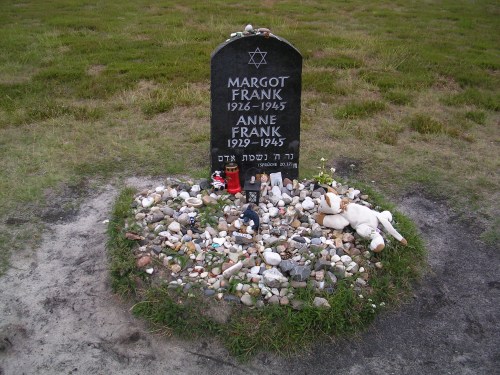 Lápida de Margot e Anne Frank no campo de concentración de Bergen-Belsen (Alemaña)