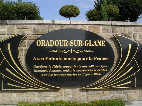 Placa de recordo ás mártires da matanza do 10 de xuño de 1944 en Oradour Sur Glane