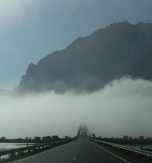 Ponte na néboa (Lofoten, Noruega)