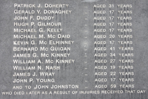 Nombres de los 14 fallecidos en el monumento de recuerdo a las víctimas del Domingo Sangriento de Derry