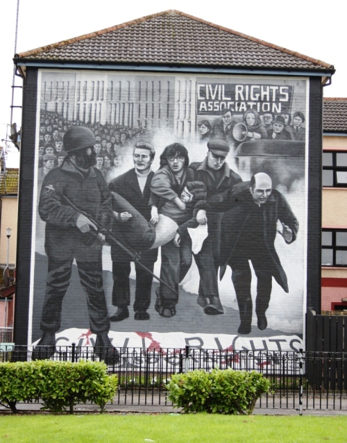 Mural alusivo al Domingo Sangriento de Derry