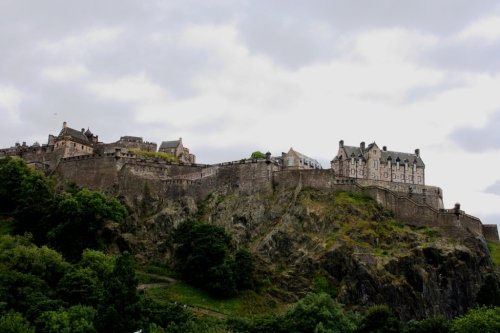 Castillo de Edimburgo desde los West Princes Street Gardens