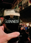 Tomando unha Guinness nun pub escoitando música en directo
