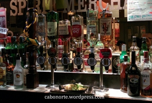 Alcohol de distintas graduacións nun pub